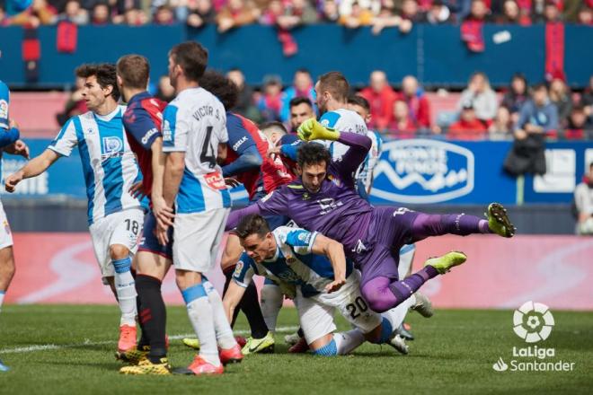 Caída de Diego López en una acción rojilla (Foto: LaLiga).