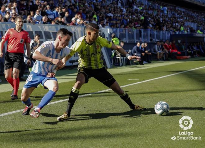 El Yamiq, jugador del Real Zaragoza, lucha por un balón en La Rosaleda (Foto: LaLiga).