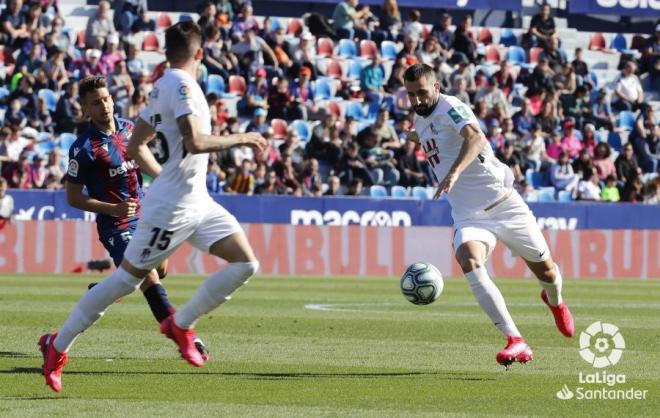 Gonalons dispara en el partido que el Granada jugó contra el Levante (Foto; LaLiga).