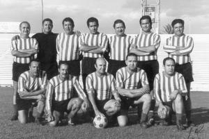 Juan del Nido, en un partido de directivos del Real Betis (tercero por la izquierda arriba).