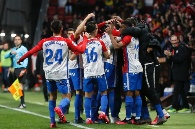 Los jugadores del Sporting celebran el gol de Babin ante Las Palmas con Gragera (Foto: Luis Manso).