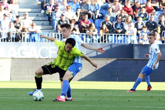 Juanpi, porfiando con Kagawa (Foto: Paco Rodríguez).