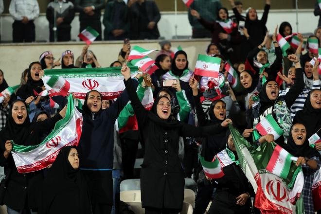 Un grupo de mujeres celebrando un gol en Irán (Foto: EFE).