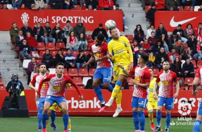 Murilo y Javi Castellano pugnan por un balón aéreo en el Sporting-Las Palmas (Foto: LaLiga).