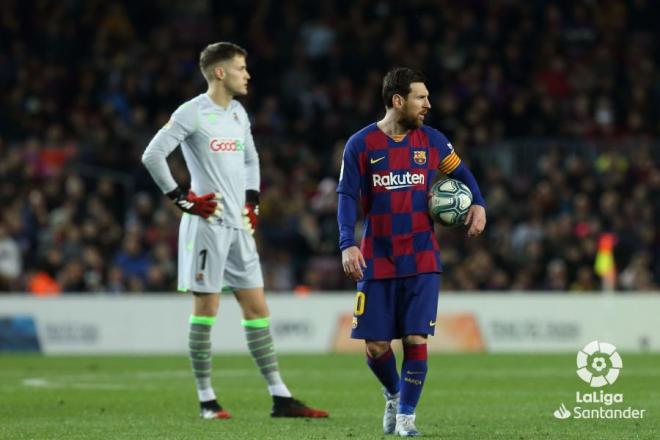 Leo Messi camina con el balón bajo el brazo en el último Barça-Real Sociedad.