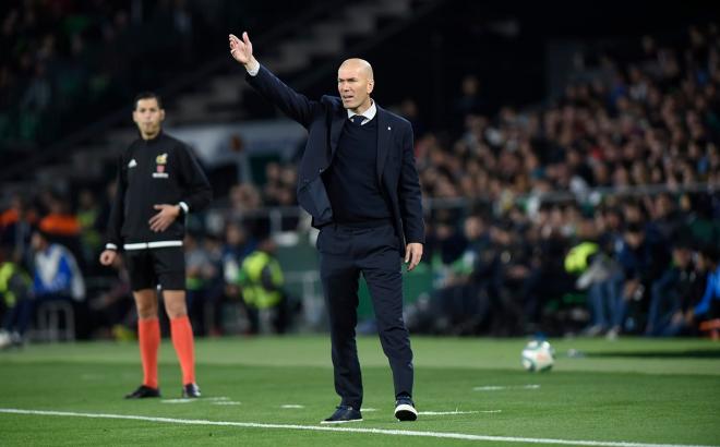 Zidane da indicaciones a sus jugadores en el Villamarín (Foto: Kiko Hurtado).