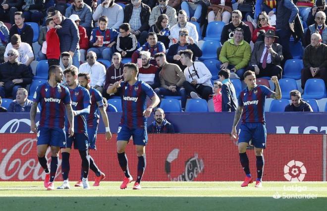 Roger celebra con sus compañeros el 1-0 en el Levante-Granada (Foto: LaLiga).