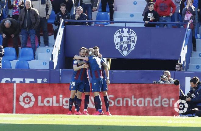 Roger celebra con sus compañeros el 1-0 en el Levante-Granada (Foto: LaLiga).