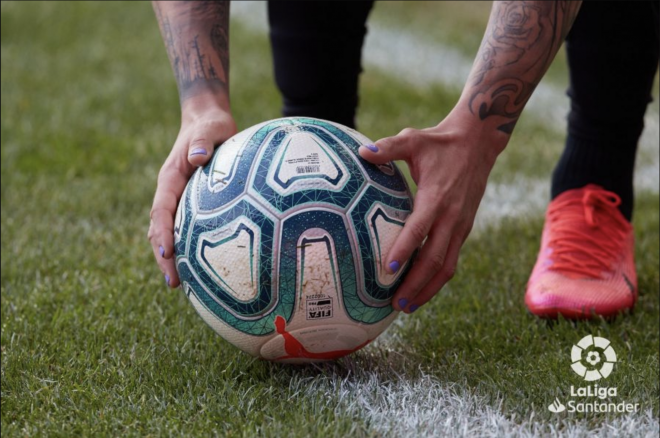 Rubén García jugó con las uñas pintadas por el Día Internacional de la Mujer el Osasuna-Espanyol (Foto: LaLiga).