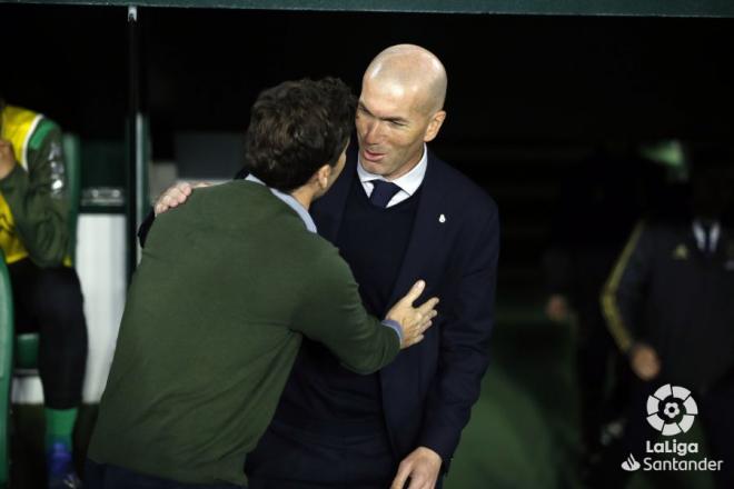 Zidane saluda a Rubi en la previa al partido.