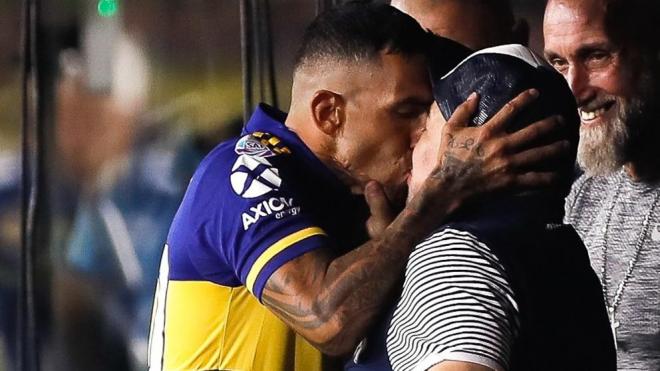 Tevez y Maradona dándose un beso antes del encuentro (Foto: EFE).