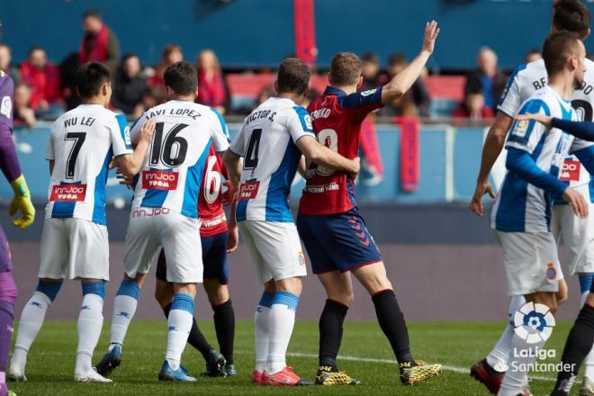 Acción defensiva del Espanyol ante Osasuna (Foto: LaLiga).