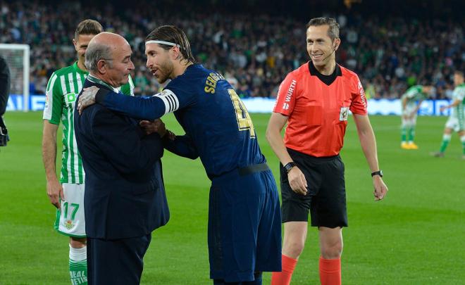 Fontanilla recibe el abrazo de Sergio Ramos en el Betis - Real Madrid (Foto: Kiko Hurtado).