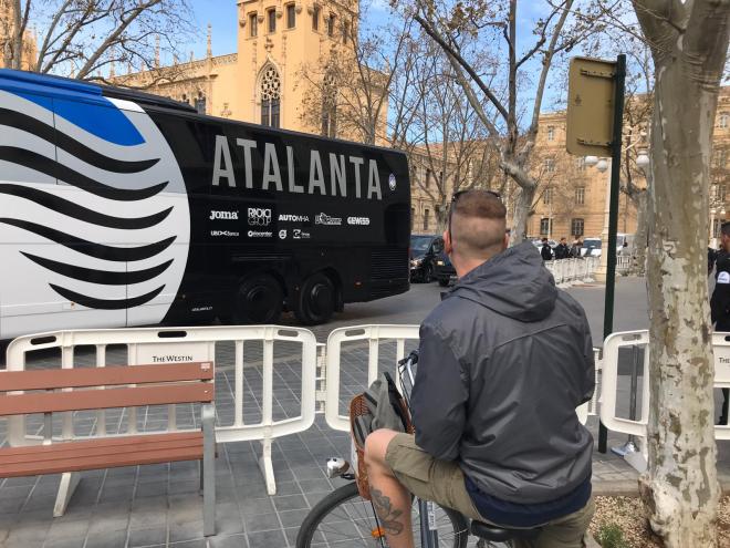 Aficionado del Atalanta esperando al equipo en Valencia