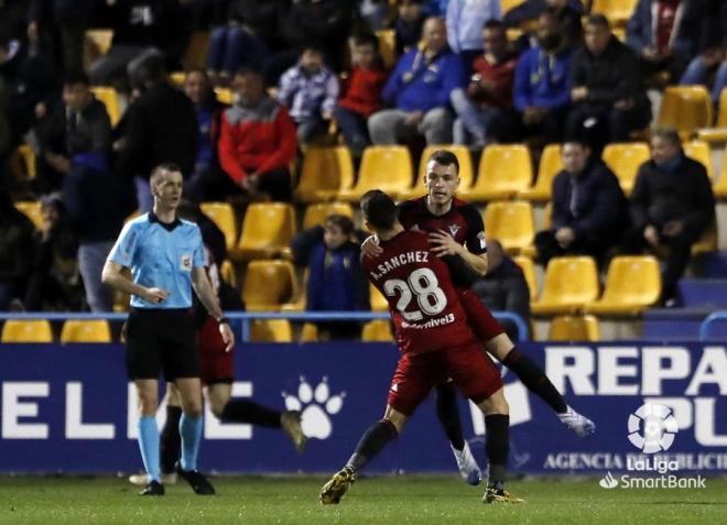 Iñigo Vicente celebra un gol del Mirandés en Alcorcón (Foto: LaLiga).