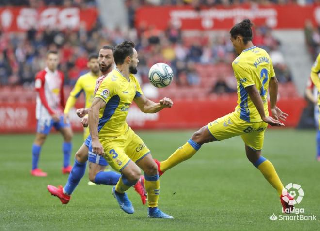 Javi Castellano y Lemos pelean por un balón suelto en el Sporting-Las Palmas. El resultado agrandó la crisis.