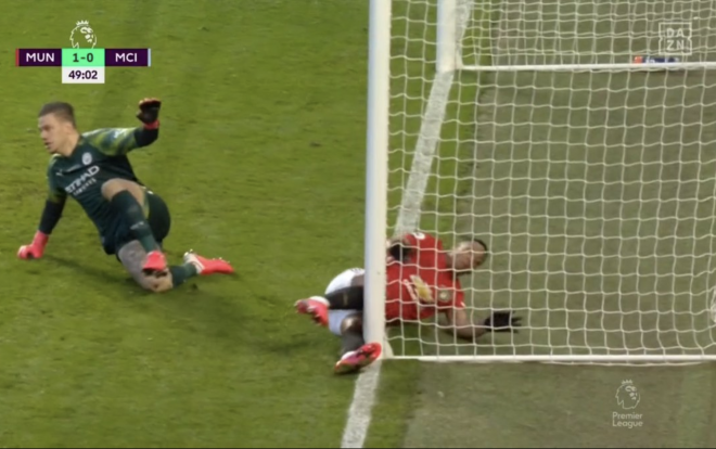 Martial se choca con el palo durante el Manchester United-City (Foto: Dazn).