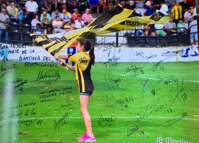 Lexuri, hija de Gorka, tuvo la suerte de llevarse una foto firmada por la plantilla del Portu (Foto: JB Monterrey).