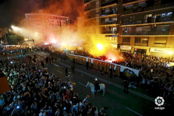 Recibimiento de los aficionados del Valencia a su equipo en Mestalla (Foto: LaLiga).
