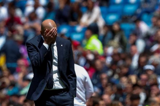 Zidane se tapa la cara en un partido del Real Madrid (Foto: EFE).