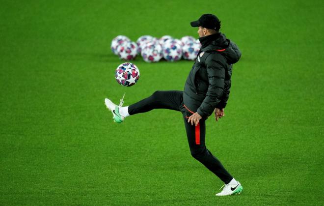 Simeone, durante la sesión de Anfield (Foto: EFE).