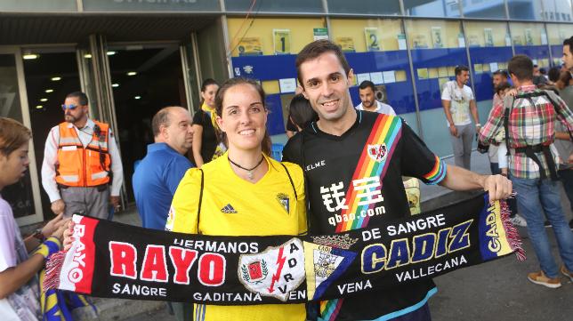 Aficionados de Cádiz y Rayo Vallecano.