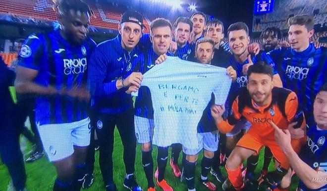 Los jugadores de la Atalanta celebran la victoria ante el Valencia con un mensaje de ánimo a Bérg