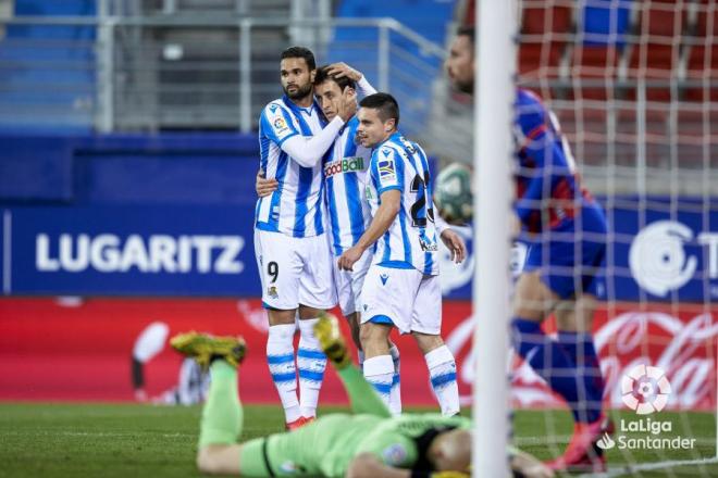 Los jugadores de la Real felicitan a Oyarzabal por el gol (Foto: LaLiga).