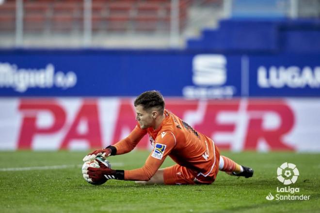 Remiro detiene un balón en un partido de LaLiga Santander (Foto: LaLiga).