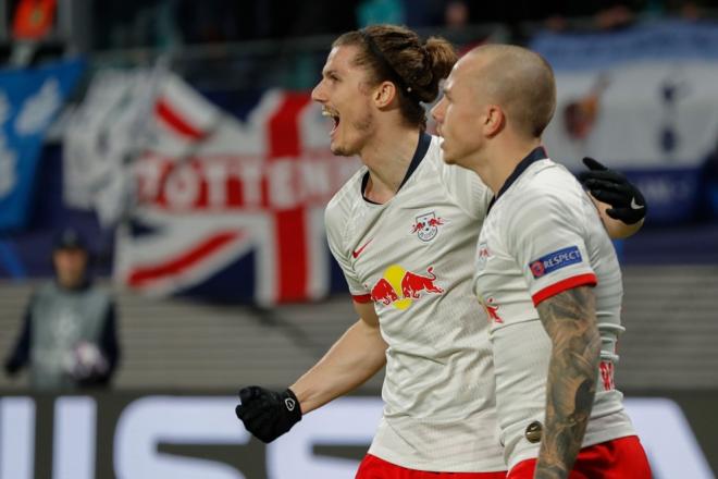 Sabitzer celebra uno de sus goles ante el Tottenham (Foto: UEFA).