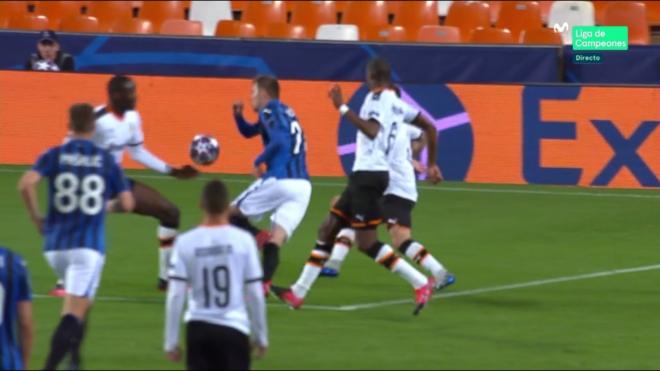 Diakhaby cometió dos penaltis en el Valencia-Atalanta (Foto: UEFA)