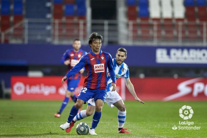 Zaldua presiona a Inui (Foto: LaLiga).