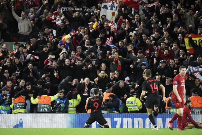 Álvaro Morata celebra el tercer gol del Atlético de Madrid en Anfield.