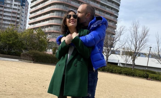Andrés Iniesta y su mujer, Anna Ortiz, en Japón (Foto: Instagram).