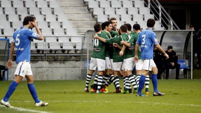 Los jugadores del Racing de Ferrol celebran uno de los goles ante el Oviedo. (Foto: La Voz de Galicia)