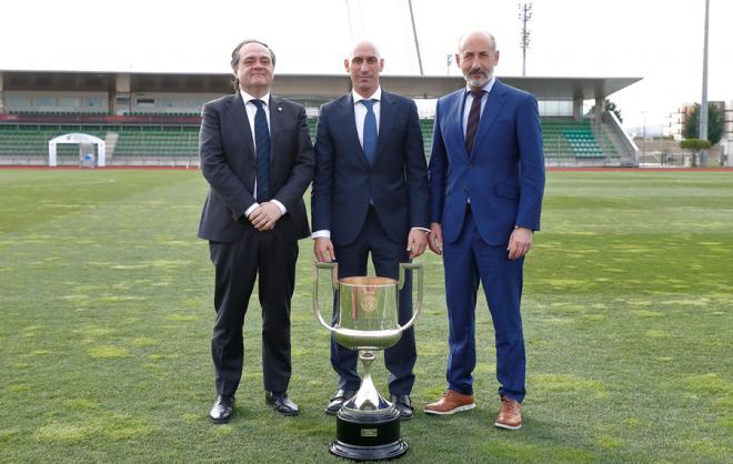 Jokin Aperribay, Luis Rubiales y Aitor Elizegi tras la reunión en la que acordaron el aplazamiento de la final de Copa.