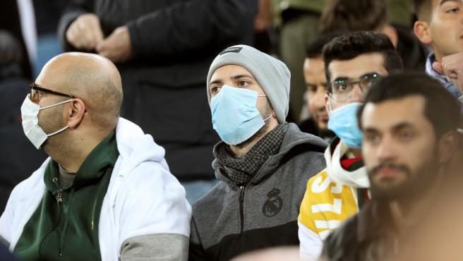 Un aficionado, con mascarilla en el Bernabéu (Foto: EFE).