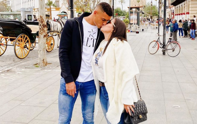 Diego Carlos se da un beso con su mujer, Naiara, en las calles de Sevilla (Foto: @naiiah1).