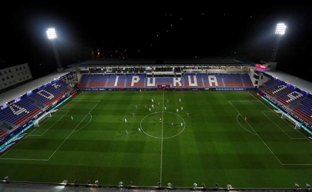 El estadio de Ipurua, vacío durante el Eibar-Real Sociedad (Foto: EFE).
