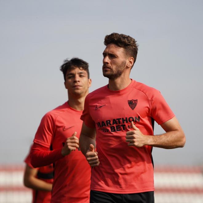 Óliver y Sergi Gómez, en el entrenamiento del Sevilla de este jueves (Foto: SFC).