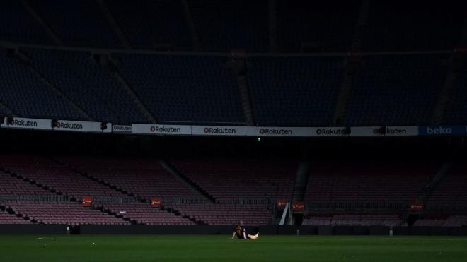 Andrés Iniesta, solo en un Camp Nou vacío tras su adiós al Barcelona.