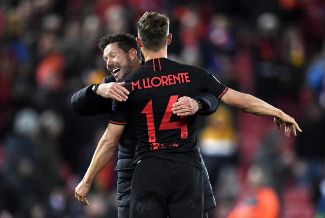 Simeone y Llorente festejan el triunfo en Anfield en 2020 (Foto: EFE).