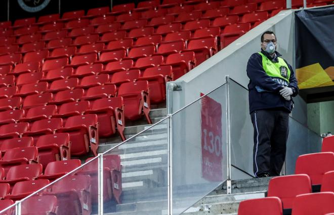 Vigilante de seguridad con una mascarilla por el coronavirus en un encuentro de Europa League.