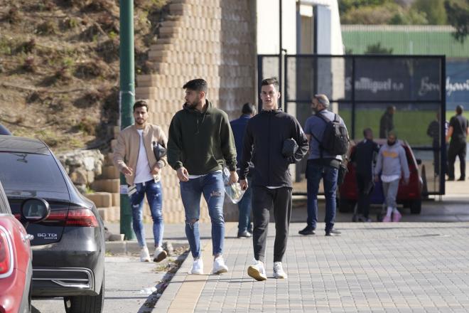 Los jugadores del Málaga CF, abandonando el entrenamiento del viernes tras suspenderse por coronavirus.