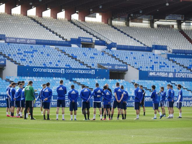 Charla con los jugadores del Zaragoza (Foto: Tino Gil/Real Zaragoza).