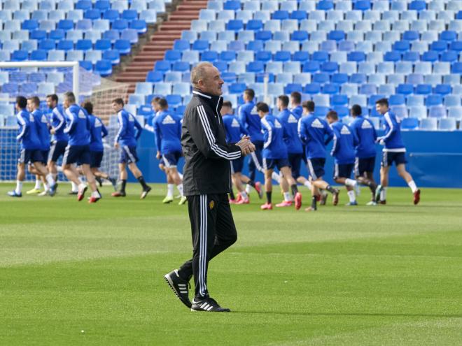 Víctor Fernández, con la plantilla de fondo (Foto: Tino Gil/Real Zaragoza).