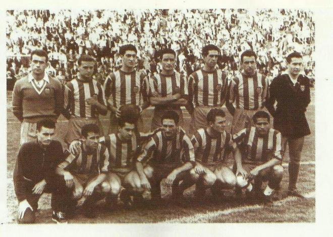 Kubala con la senyera del Valencia CF en 1956