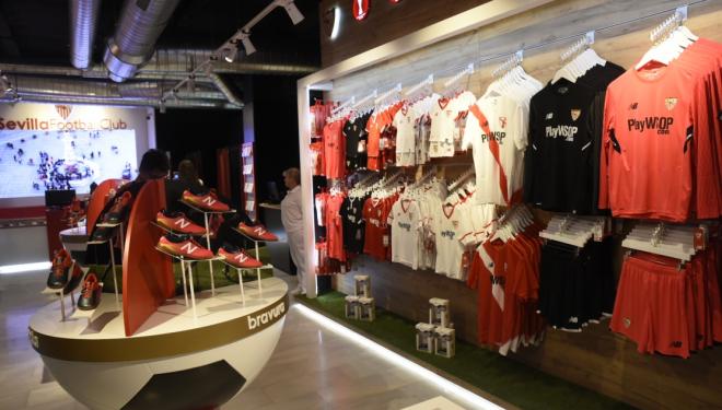 Imagen de la tienda oficial del Sevilla FC en la Puerta de Jerez (Foto: SFC).