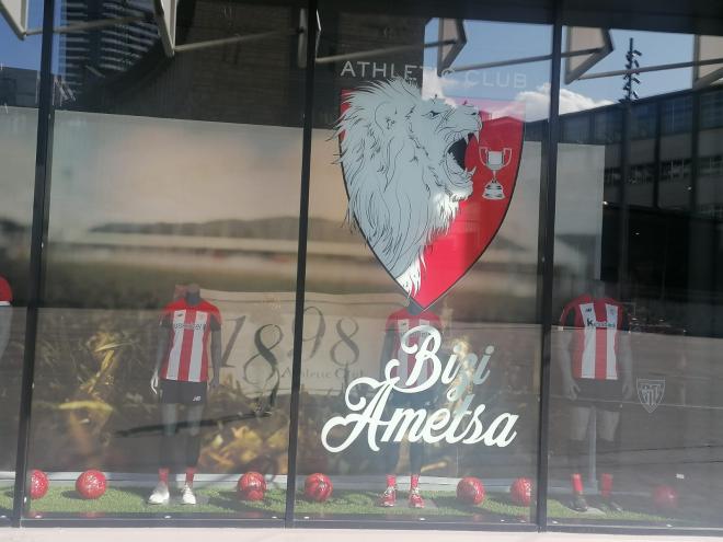 La tienda del Athletic en San Mamés ha cerrado sus puertas este sábado (Foto: EDB).