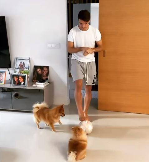 Denis Suárez combate al coronavirus con sus perros en casa.